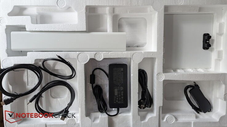 Câbles (HDMI, DP, USB-C), adaptateur secteur, socle et concentrateur USB