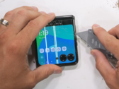 Le Razr Plus. (Source : JerryRigEverything via YouTube)