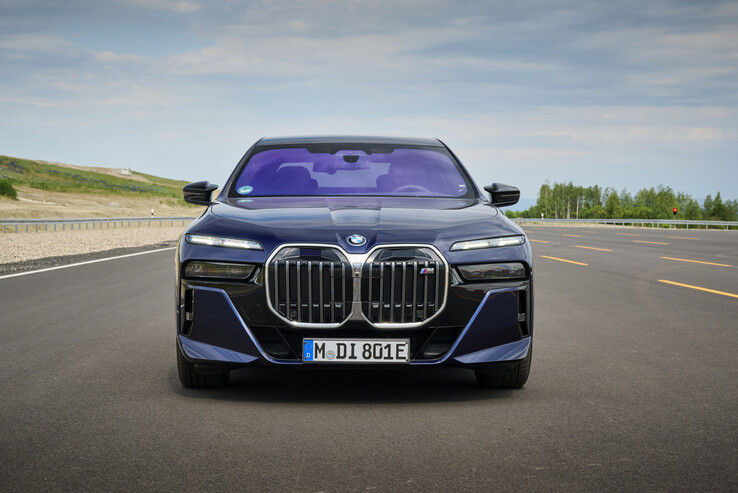 Les capteurs LiDAR montés à l'avant interrompent la calandre pour permettre le Personal Pilot L3 dans les véhicules de la BMW Série 7 de 2024. (Source de l'image : BMW)