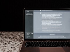 Un ordinateur portable sur lequel est ouverte une fenêtre de chat alimentée par l'IA, sur fond sombre ; image d'archive illustrant une IA sur site, sans recours au cloud.