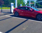 Tesla à la nouvelle station V4 Supercharger (image : Alexandre Druliolle)
