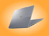 Le ThinkBook 14 Gen Q8Y dans sa finition Luna Grey.