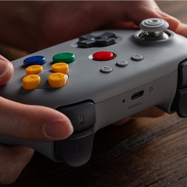 Le contrôleur Bluetooth 8BitDo 64 gris coûte plus cher que les autres couleurs. (Source de l'image : 8BitDo)