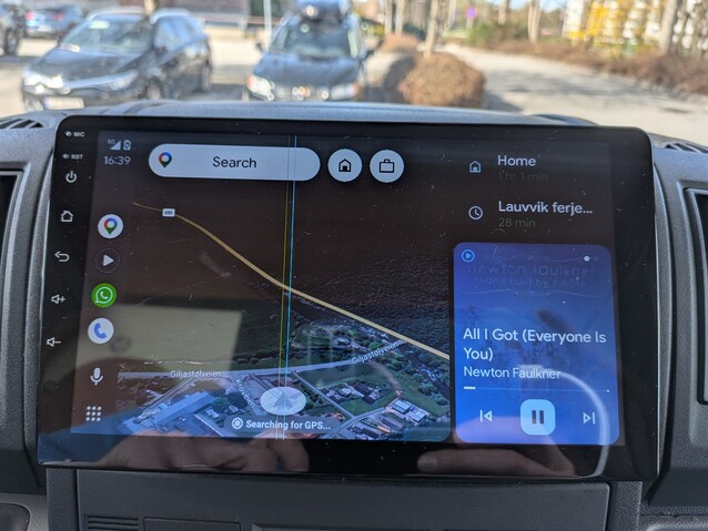 En raison du traitement hors appareil, Android Auto et Apple CarPlay fonctionnent bien, mais tout le reste du système est douloureusement lent.