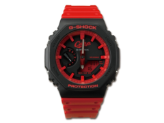 Le logo Carp de la montre Casio G-Shock x Hiroshima Toyo Carp collab est accompagné d'index et d'accents rouges sur un fond noir. (source de l'image : Great G-Shock World)