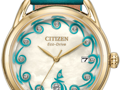 Le cadran de la nouvelle montre issue de la collaboration entre Citizen et Moana présente une finition en nacre.