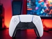 Une manette DualSense pour PS5 aperçue devant un écran d'ordinateur