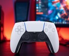 Une manette DualSense pour PS5 aperçue devant un écran d'ordinateur