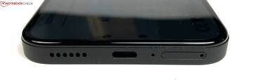 Bas : haut-parleur, USB-C 2.0, microphone, double SIM