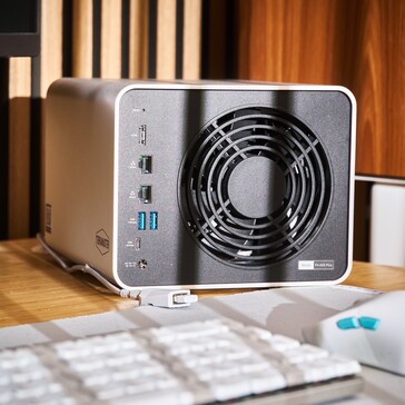 Un seul ventilateur refroidit le processeur et les disques durs.