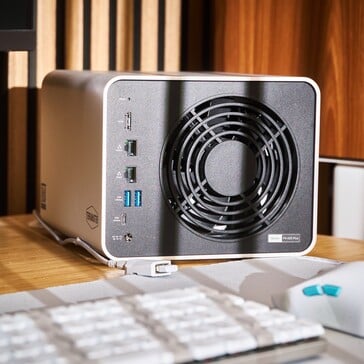 Un seul ventilateur refroidit le processeur et les disques durs.