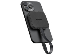 Le NX-P4MG, compatible MagSafe, est proposé à partir de 188 $ au Japon. Sur la photo : le disque SSD portable fixé à un iPhone. (Source de l'image : Nextorage)