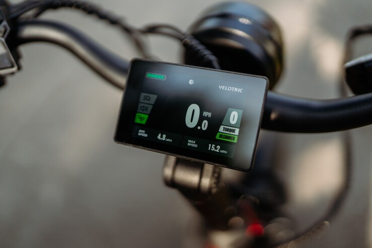 L'e-trike Velotric Triker est équipé d'un écran LCD couleur de 3,5 pouces monté au centre (Source : Velotric)