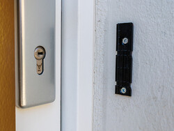 La plaque de montage peut être collée ou vissée.