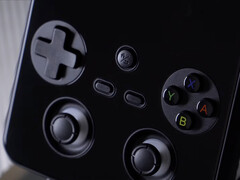 Gros plan sur le RG477V avec ses deux joysticks et la disposition des boutons ABXY de style Nintendo. (Source de l'image : Anbernic)