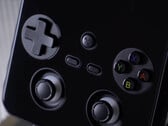 Gros plan sur le RG477V avec ses deux joysticks et la disposition des boutons ABXY de style Nintendo. (Source de l'image : Anbernic)