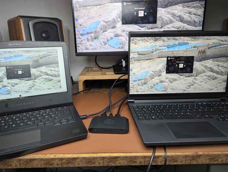 A gauche : PC de capture (Elgato Studio) ; à droite : PC de jeu ; en haut : moniteur externe