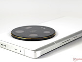 Le Xiaomi 14 Ultra pourrait ne pas arriver avant le printemps 2024, son prédécesseur est en photo. (Source de l'image : Notebookcheck)