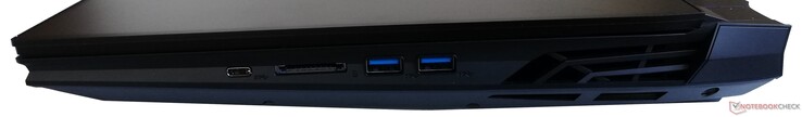 Côté droit : 1 USB C 3.1 Gen 1, lecteur de carte SD UHS-II, 2 USB A 3.1 Gen 1.