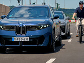 BMW Neue Klasse : protection active pour les cyclistes. Le verrouillage électronique des portières empêche les occupants d'ouvrir la portière lorsqu'un cycliste s'approche.