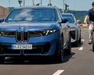 BMW Neue Klasse : protection active pour les cyclistes. Le verrouillage électronique des portières empêche les occupants d'ouvrir la portière lorsqu'un cycliste s'approche.