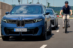 BMW Neue Klasse : protection active pour les cyclistes. Le verrouillage électronique des portières empêche les occupants d'ouvrir la portière lorsqu'un cycliste s'approche.
