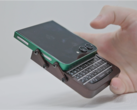 Galaxy Z Flip 5 avec un étui personnalisé et un clavier BlackBerry dans une main
