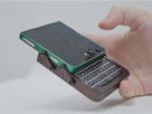 Galaxy Z Flip 5 avec un étui personnalisé et un clavier BlackBerry dans une main