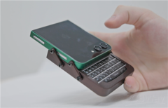 Galaxy Z Flip 5 avec un étui personnalisé et un clavier BlackBerry dans une main