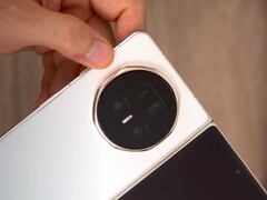 Certains YouTubers testent déjà le Magic V5 sur Honor. Des comparaisons avec le Magic V3 et l'Oppo Find N5 sont également incluses. (Source de l'image : Tech Tablets)