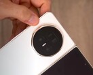 Certains YouTubers testent déjà le Magic V5 sur Honor. Des comparaisons avec le Magic V3 et l'Oppo Find N5 sont également incluses. (Source de l'image : Tech Tablets)