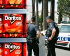 Un étudiant de 17 ans a été arrêté après qu'un système de sécurité intelligent a confondu son paquet de chips avec une arme. (Source des images : Andre Moura/Pexels, Darya Sannikova/Pexels)