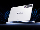 Lenovo annonce deux fonctionnalités basées sur l'IA pour le Legion Y700 Gen 5. Sur la photo : la tablette de jeu en blanc.
