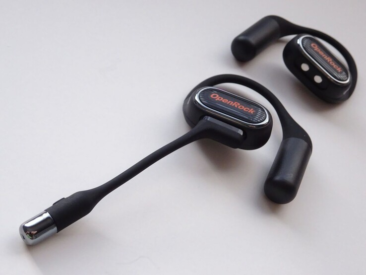 Chaque écouteur OpenRock Link 20 est équipé de deux microphones MEMS intégrés qui réduisent les bruits de fond pendant les appels. Un microphone à perche magnétique amovible peut être connecté à l'un ou l'autre des écouteurs pour réduire encore davantage le bruit. (Source de l'image : Notebookcheck)