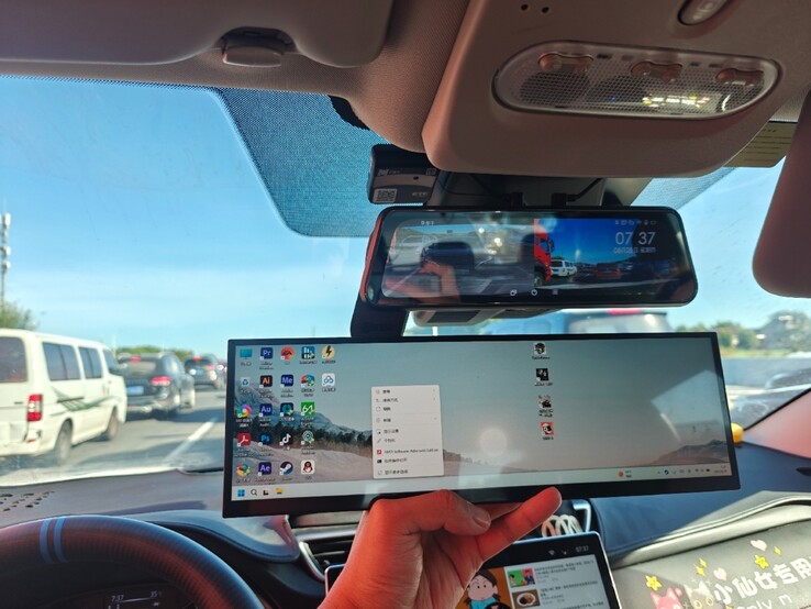 L'ordinateur de poche DIY ultra-large comparé à un rétroviseur. (Source de l'image : PureDIY via BiliBili)