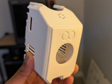 Impression ASA blanche avec quelques déformations, mais une impression par ailleurs propre.