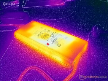 L'adaptateur secteur atteint plus de 45°C pendant les jeux