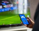 Une main tient un smartphone sur lequel l'application VPN est ouverte