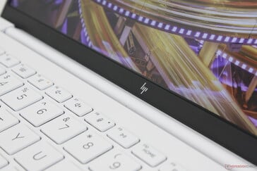 Les charnières ne sont pas très solides, mais le couvercle est si léger qu'il n'y a pas de risque de basculement