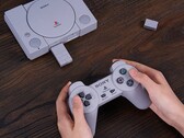 Le kit de modification 8BitDo pour la manette originale de la PlayStation ajoute la prise en charge Bluetooth et une batterie rechargeable. (Source de l'image : 8BitDo)