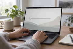 Les mains sur le clavier d'un ordinateur portable, un curseur à l'extrême gauche de l'écran