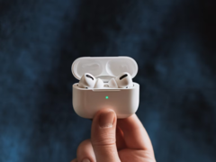 SPR AVS (Spatial Relay Audio-Visual Sync) est d&#039;abord mis en œuvre par Apple dans l&#039;iPhone 17, les AirPods Pro 3 et Vision Pro. Photo : les AirPods Pro. (Source de l&#039;image : Omid armin sur Unsplash)