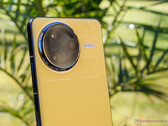 Le Poco F7 Ultra sera proposé dans une finition bicolore jaune et noire qui attire le regard. (Source de l'image : Notebookcheck)