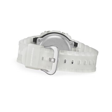 Vue arrière du bracelet en résine translucide et de la boucle de la G-Shock DW-5600TNT-7.