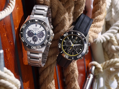Les Citizen Eco-Drive CA4730-59A et CA4730-08E, photographiées de gauche à droite. (Source de l'image : Citizen)