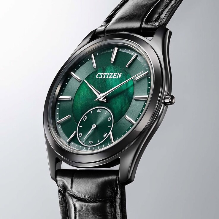 Vue de profil mettant en évidence le boîtier exceptionnellement fin de 4,5 mm de la montre et son bracelet en cuir noir.
