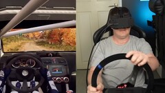 Une image du YouTuber testant la tête dans un simulateur de course (Source de l&#039;image : CNCDan ; capture d&#039;écran recadrée)