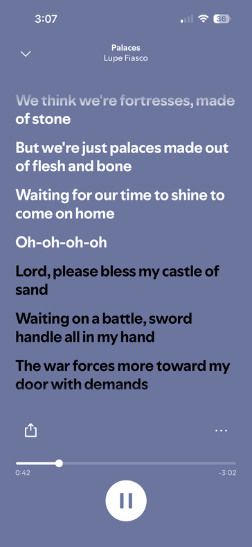 ...par rapport à l'onglet des paroles dans Spotify.