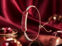Le bracelet Inllie Luna Light en finition dorée avec des accents de moissanite rouge 