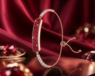 Le bracelet Inllie Luna Light en finition dorée avec des accents de moissanite rouge